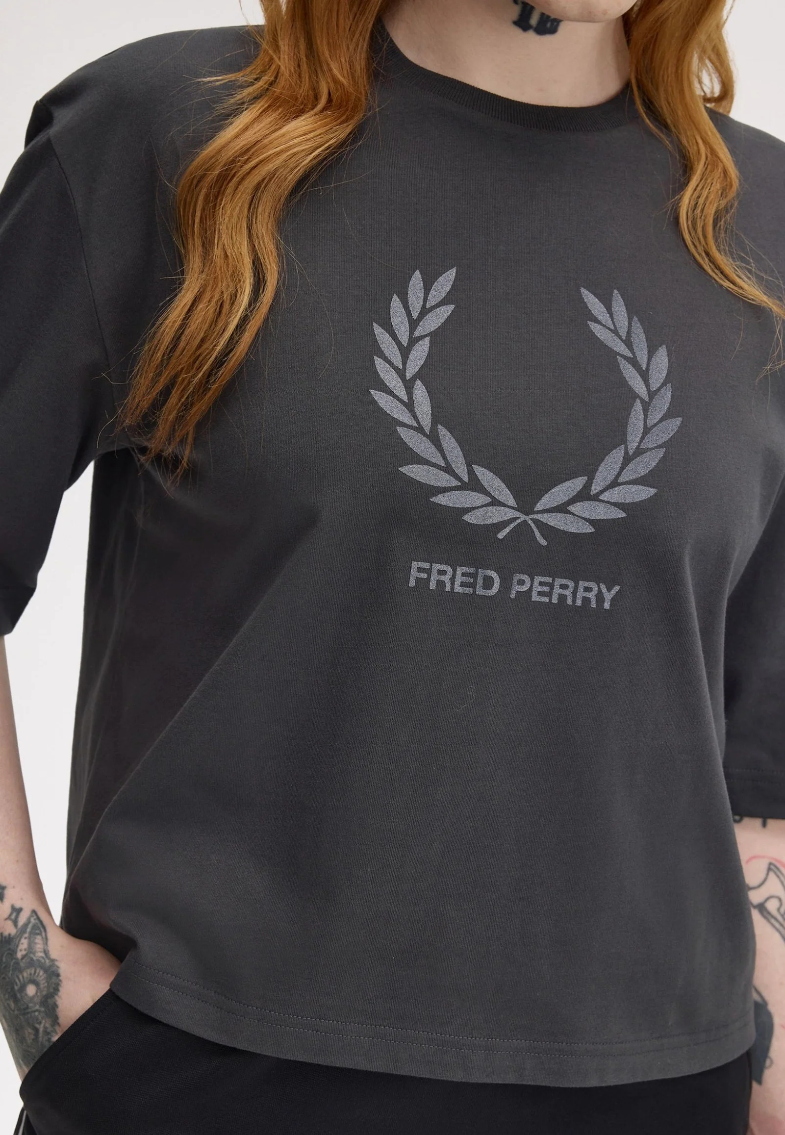 Fred Perry - Glitter Print Anchor Grey - T-Shirt - Image 2
